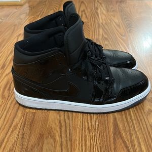 Jordan 1 Mid SE
Space Jam